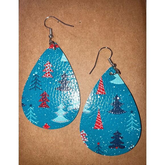 ☀️3/$12☀️ Faux Leather Christmas Tree Earrings - Picture 2 of 4